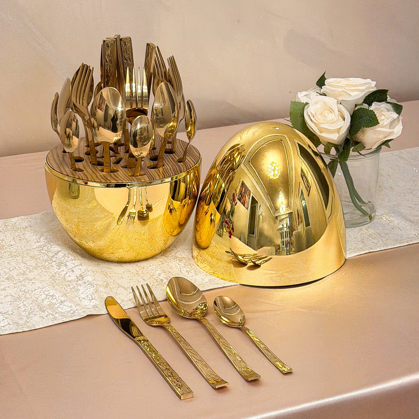 Set tacâmuri inox auriu 24 piese cu suport decorativ tip ou